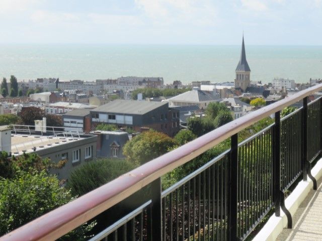 VENDU 7 FELIX FAURE VUE MER ET VILLE MAISON STYLE TRIPLEX. VASTE SEJOUR. TERRASSE ET LOGGIA. SIX CHAMBRES.  GARAGE. JARDIN.